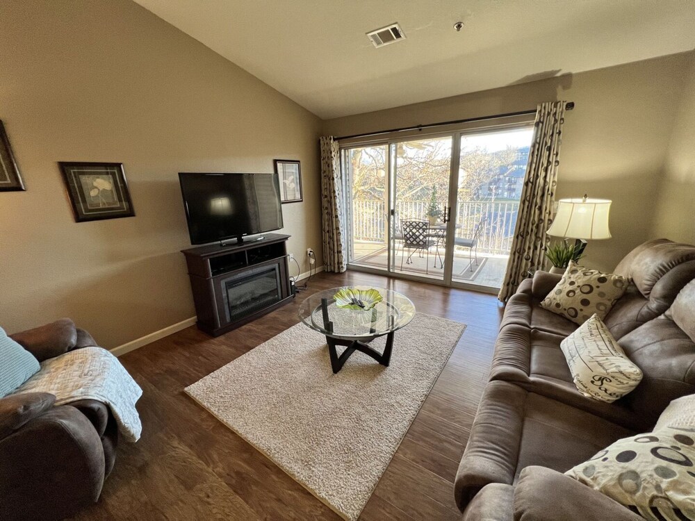 Golfshore 32 24 by Dreams2Reality Vacations - carbon neutral hotel in Branson