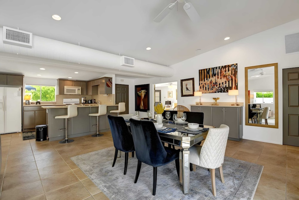 Modern Oasis w Pool Patio Lounge Mountain Views Palo Verde by AvantStay - photo 9