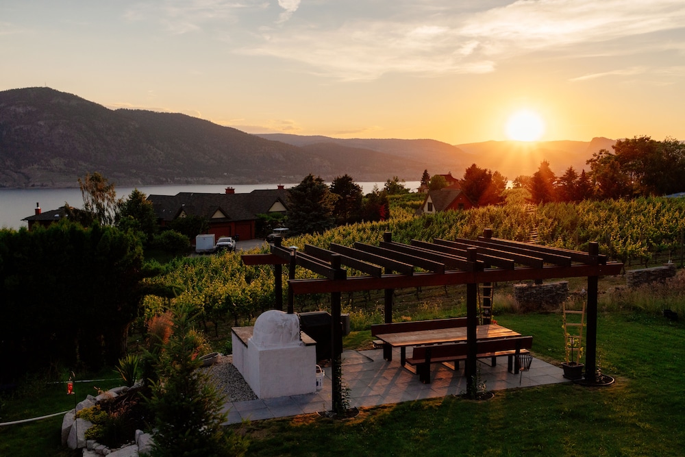 OK Whistle Stop Bed & Breakfast — 4-Star Luxury Hotel in Penticton, Canada