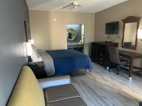Deluxe Inn and Suites - photo 14