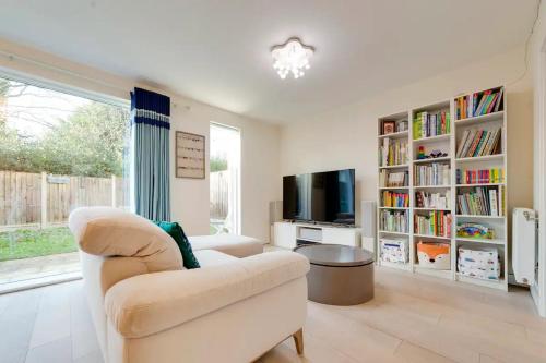 Pass the Keys 53 Austin Drive Modern Townhouse near Addenbrookes Own Parking — 4-Star Luxury Hotel in Cambridge, United Kingdom
