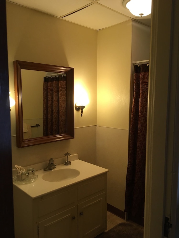 Victorian Charm Inn - photo 39
