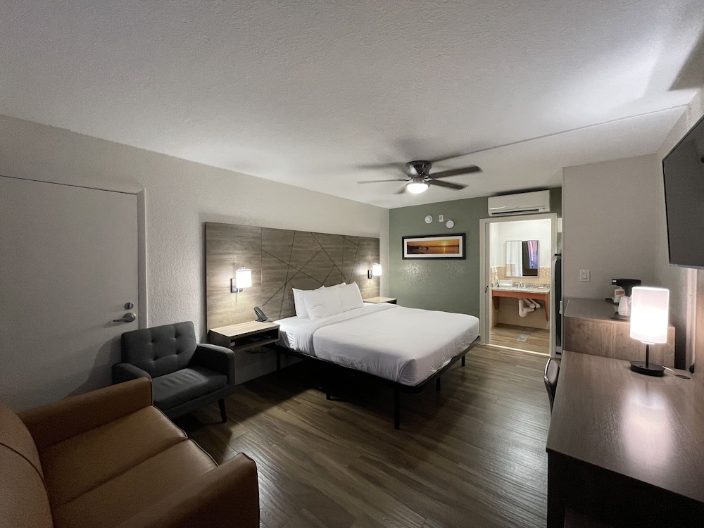 Quality Inn & Suites Airport Cruise Port Hollywood - photo 14