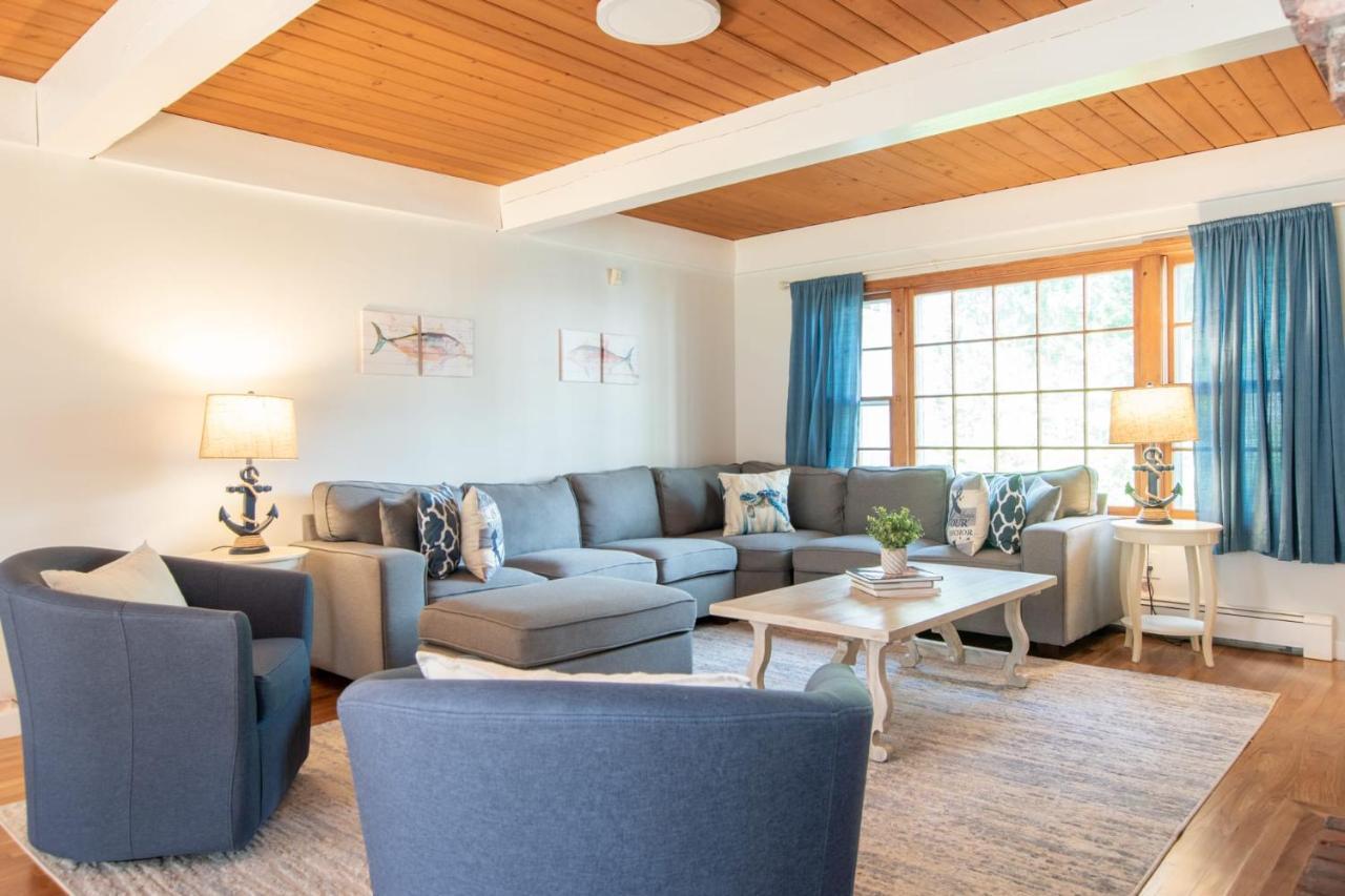 A Contemporary Gem w Cape Character Dog Friendly in Harwich, United States