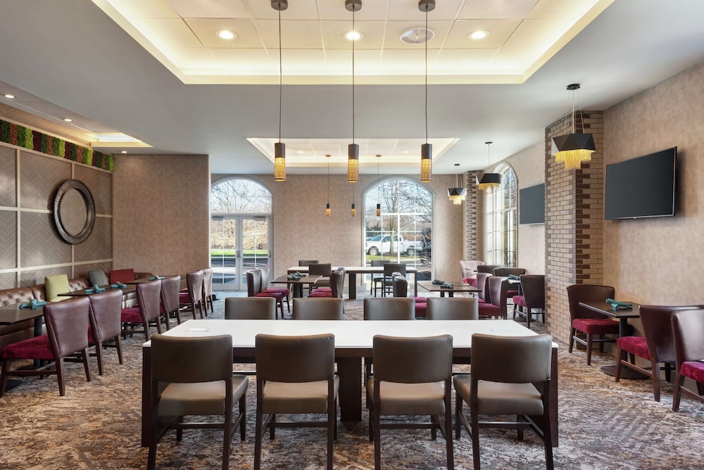 Embassy Suites by Hilton Cleveland Rockside - photo 32