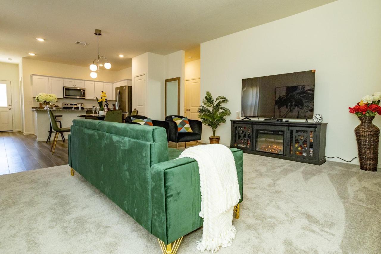Lavishly Decorated 3 Bedroom Home Near Samsung Taylor with King Sized Bed — 4-Star Luxury Hotel in Hutto, United States