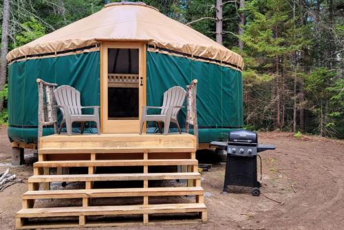 Allie Mae Yurt nestled in the woods — hotel in Brownfield