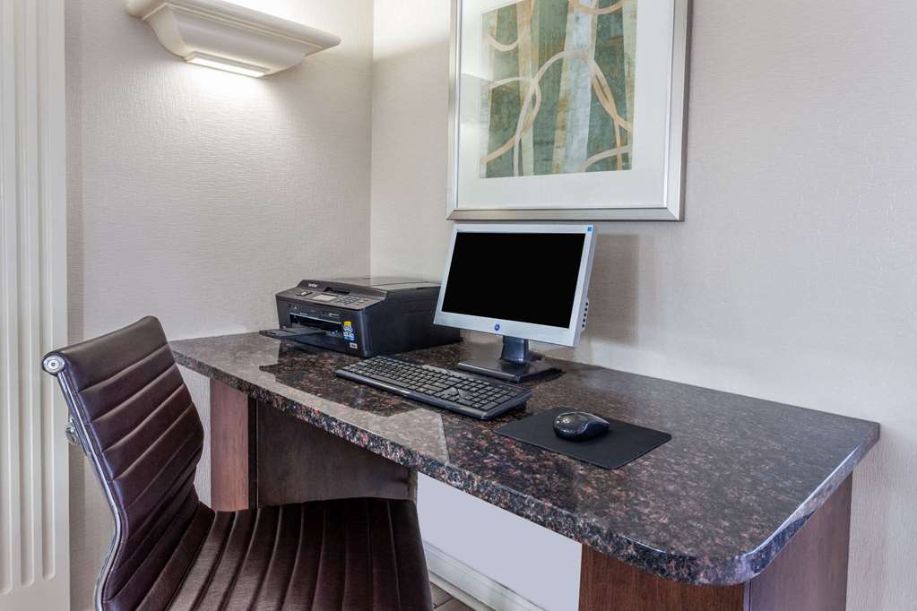 Days Inn & Suites by Wyndham Roseville Detroit - photo 15