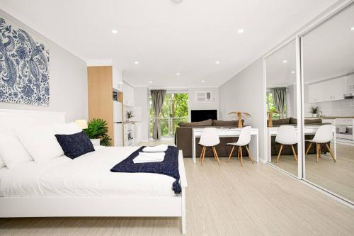 'The Crows Nest' Spacious Studio with Balcony — 4-Star Luxury Hotel in Sydney, Australia