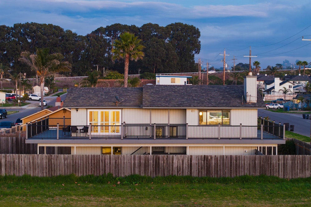 Mendel Manor by Avantstay Walk to Beach Large Deck Patio — hotel in Oceano