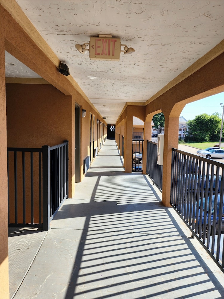 Executive Inn - photo 18