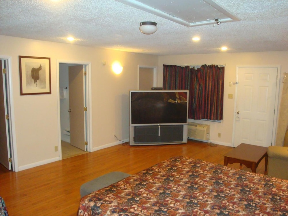Economy Motel Inn & Suites - photo 11