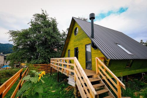 Wooden cottage green house in Bakuriani