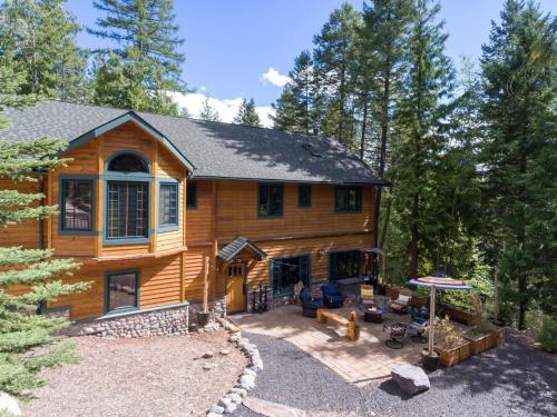 Whispering Pines - carbon neutral hotel in Whitefish