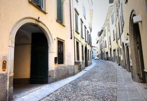 Joyful apartment in a building from the 1700s — 4-Star Luxury Hotel in Bergamo, Italy