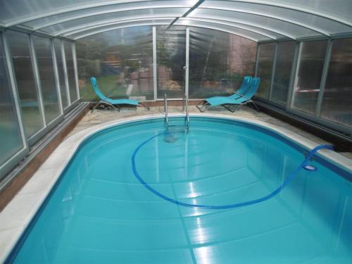 NEU Ferienhaus mit Poolhalle und Sauna — hotel in Pyrbaum