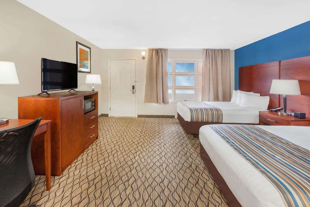 Baymont by Wyndham St. Ignace Lakefront - photo 7