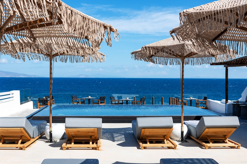 Almyra Oia Suites — 4-Star Luxury Hotel in Oia, Greece