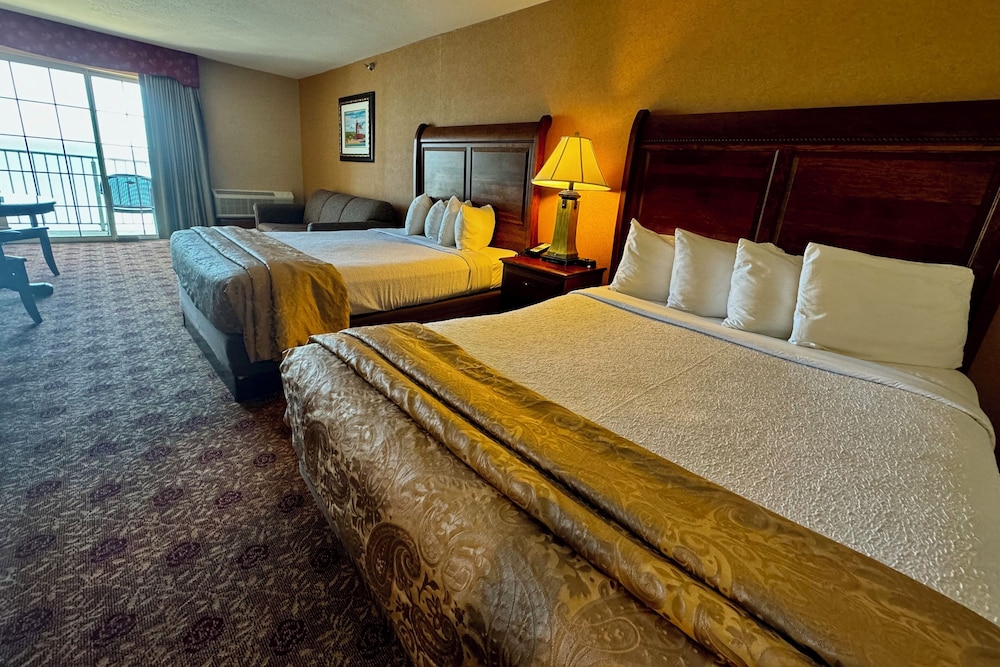 Hamilton Inn Select Beachfront Mackinaw City - photo 20