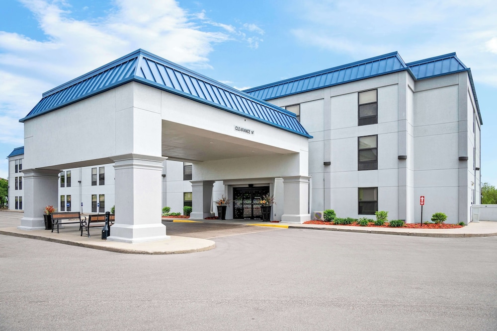 Hampton Inn Grand Rapids North - photo 33