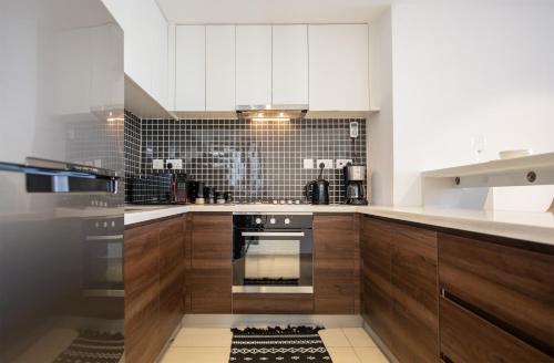 F&M's Stylish Cozy & Neat 2BR Apt w Pool & Gym Lavington