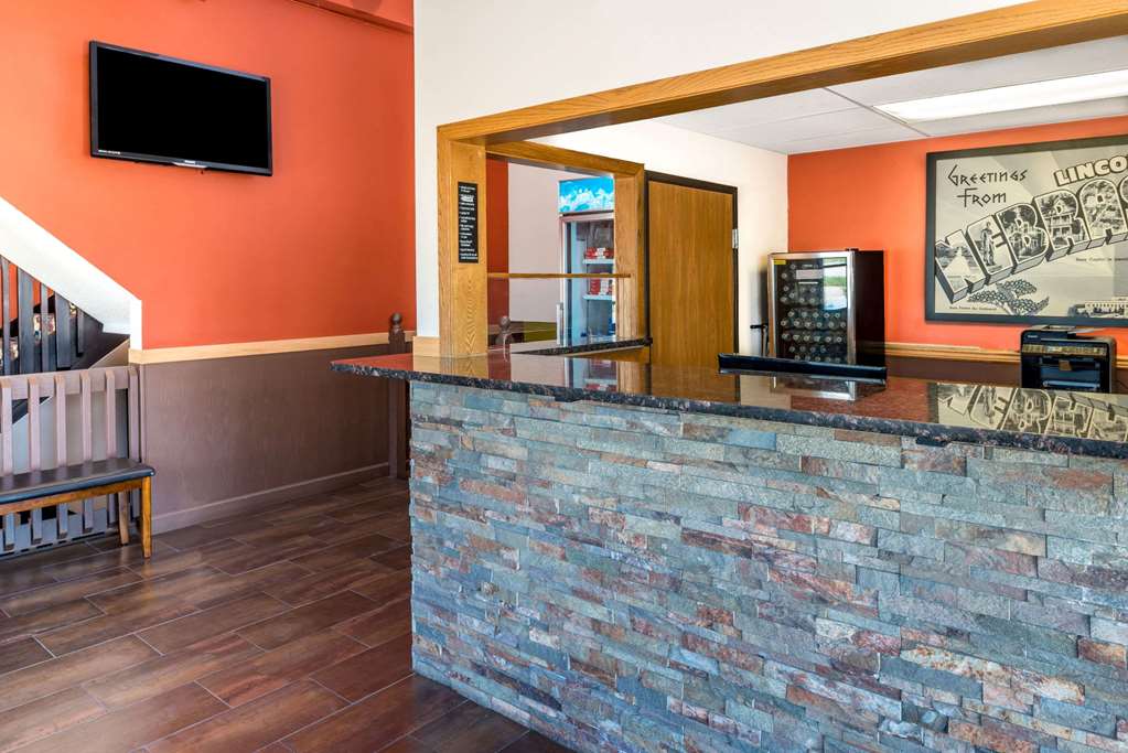 Super 8 by Wyndham Lincoln West - photo 2