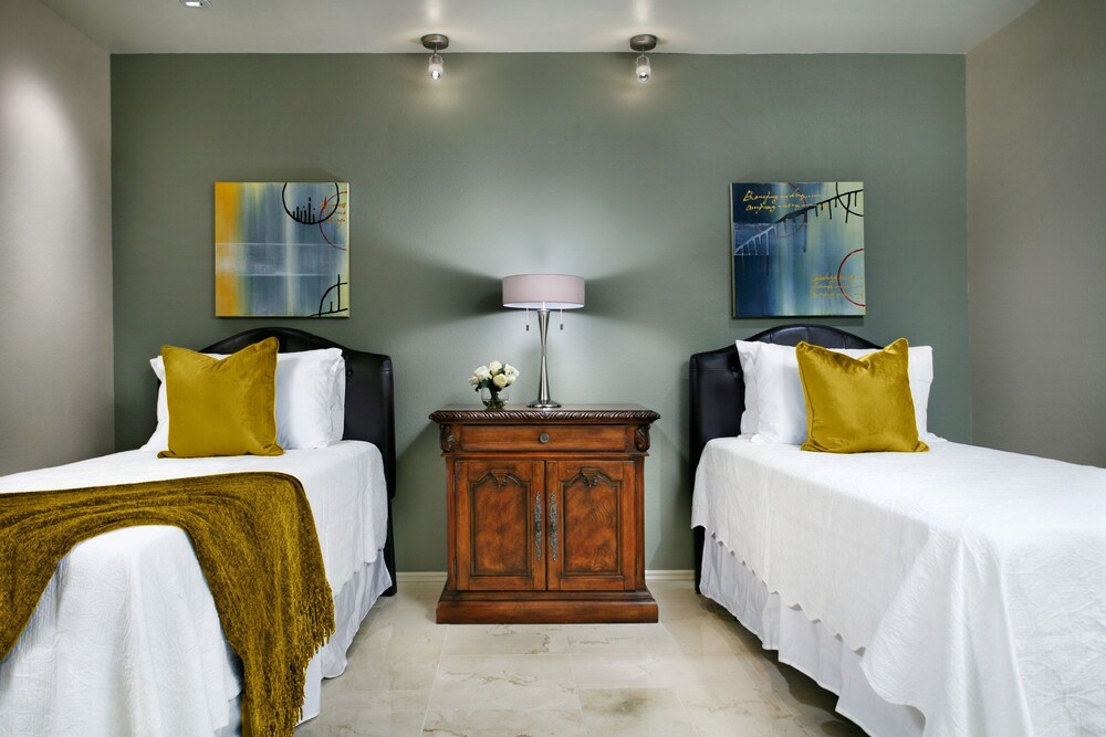 AZ Oasis Heated Pool & Spa Sport Court & Putting Greens Pool Table & Games Scottsdale - photo 4