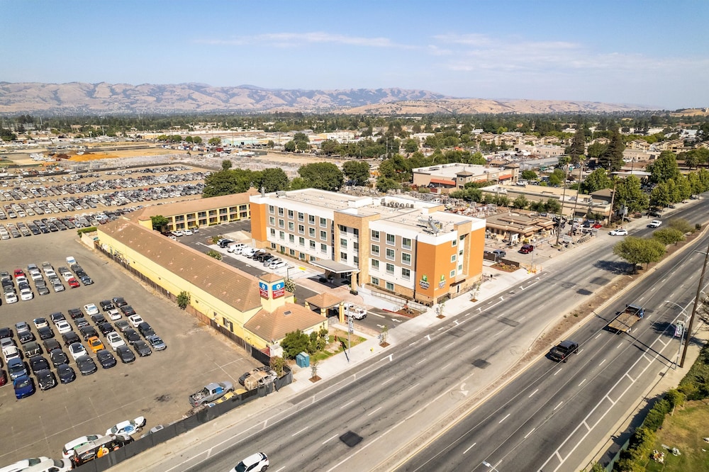 Holiday Inn Express & Suites San Jose Silicon Valley - photo 85
