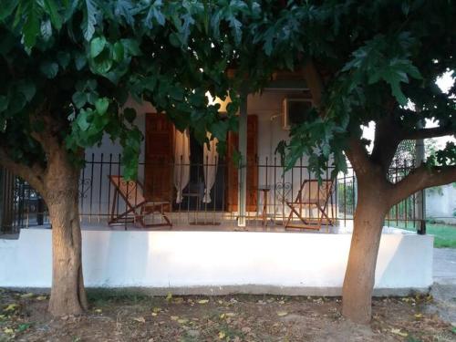 The happy scarecrows — hotel in Amaliada