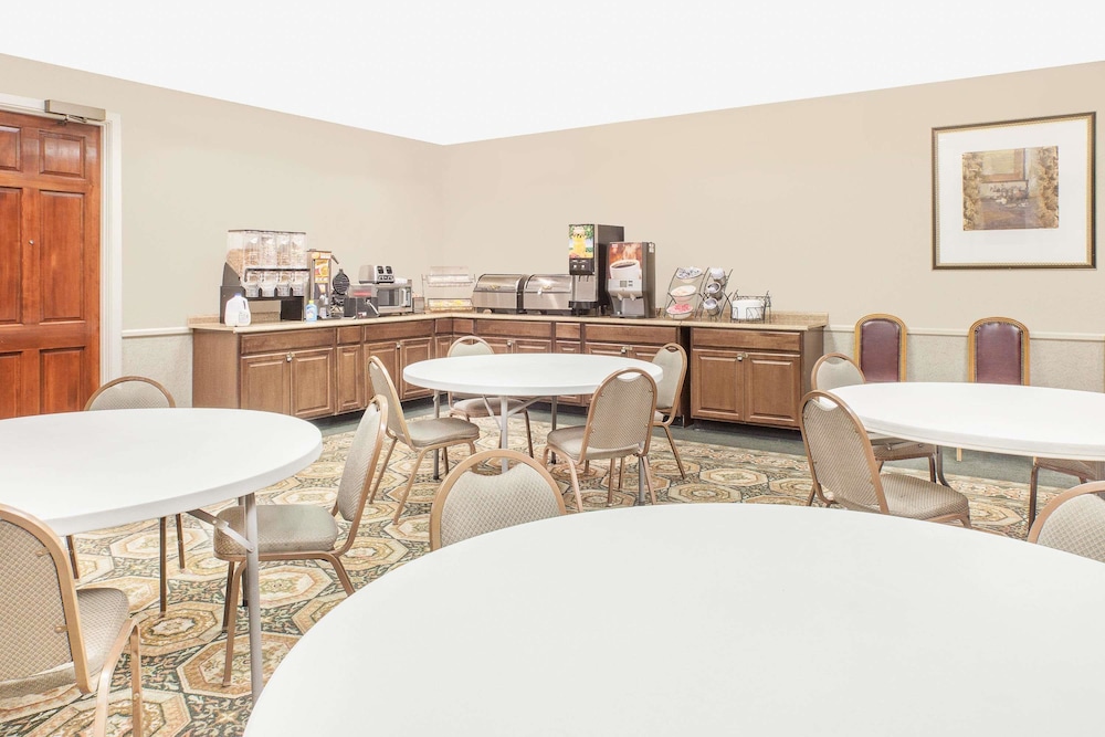 Baymont by Wyndham Paris - photo 13