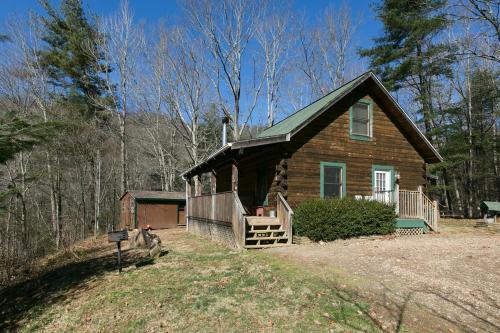 Blueberry Hill Cabin Private secluded cabin with a fireplace and New Hot Tub 2025 — 4-Star Luxury Hotel in Asheville, United States