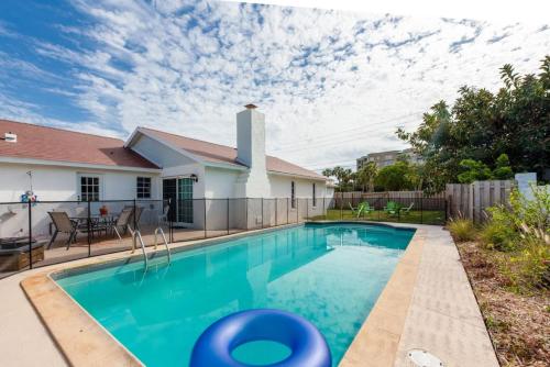 Large pool home and blocks away from the beach — 4-Star Luxury Hotel in Daytona Beach, United States