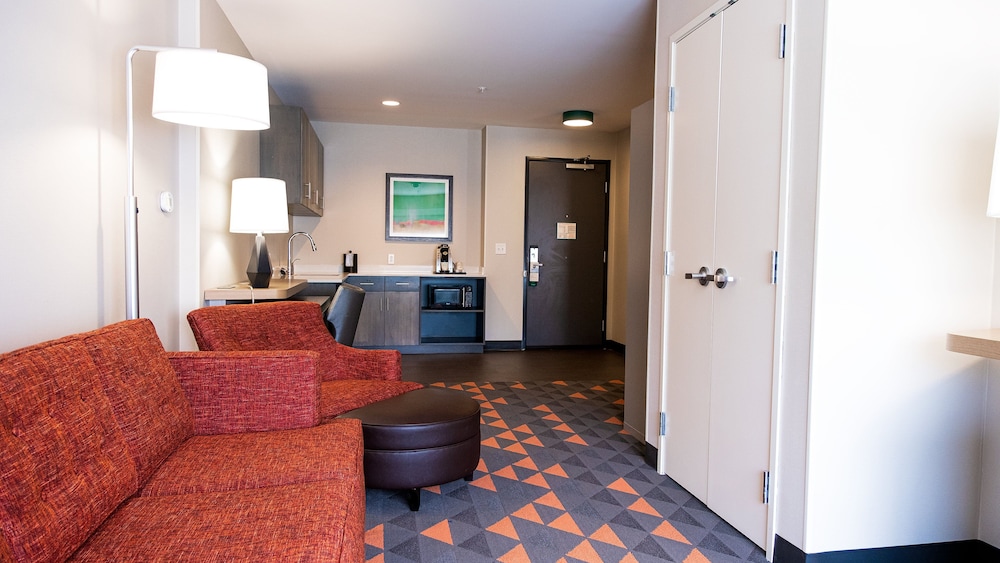 Holiday Inn and Suites Philadelphia W Drexel Hill - photo 32