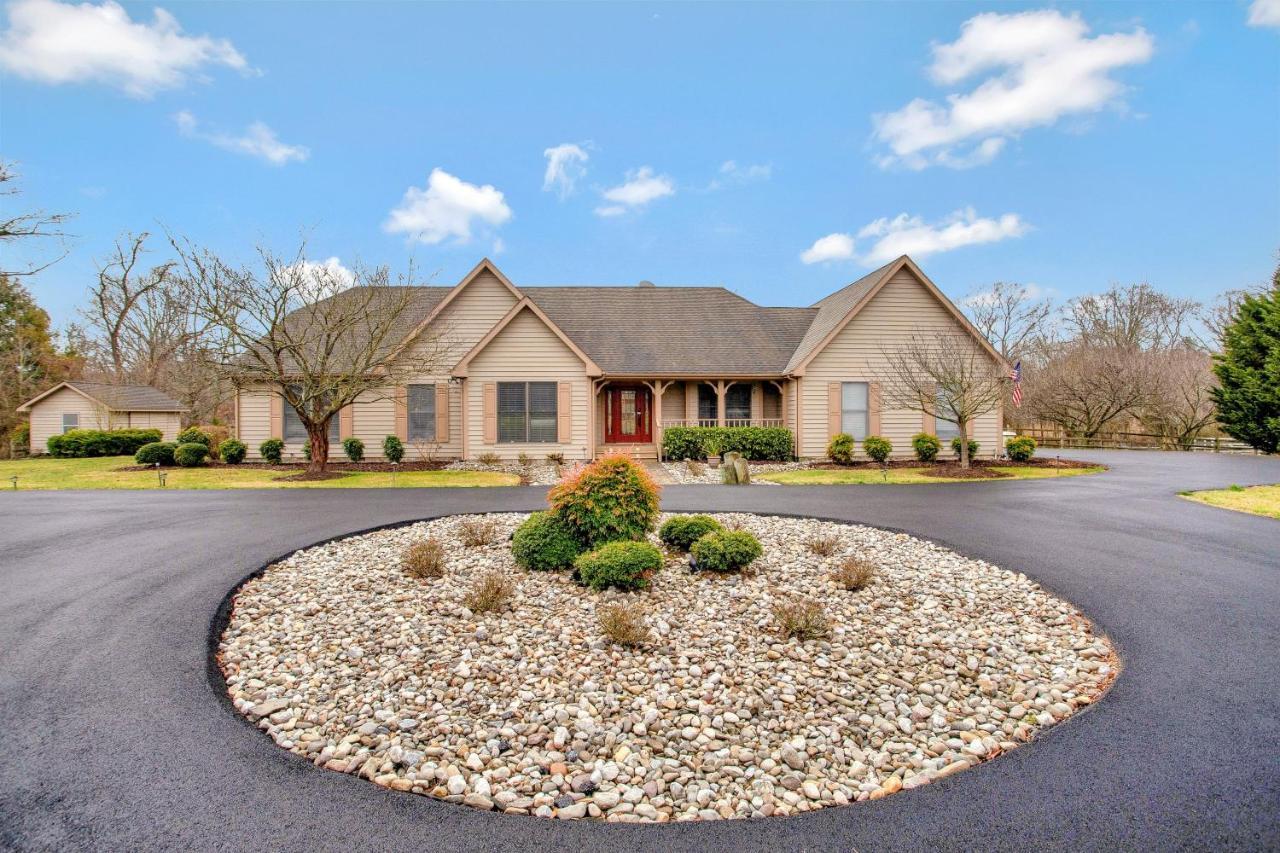 Gorgeous Creek Side Ranch Style Estate With Dock — 4-Star Luxury Hotel in Grasonville, United States