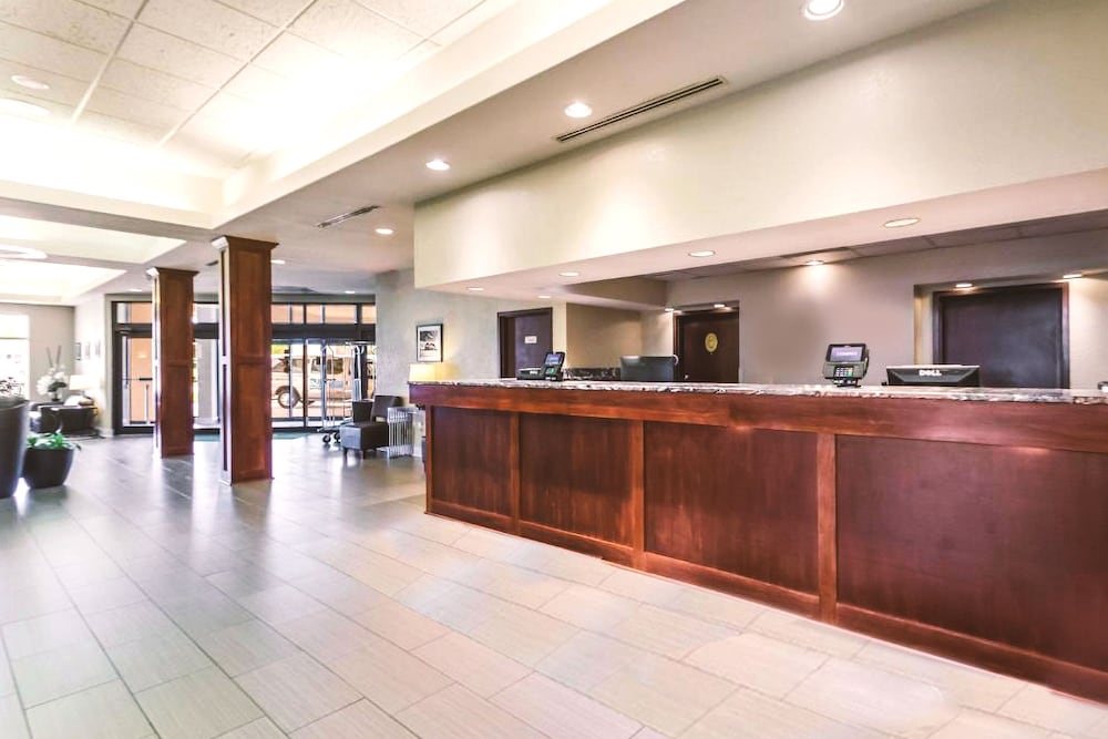 Norwood Inn & Suites Milwaukee - photo 3