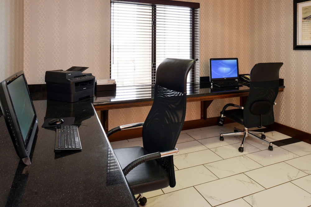 Holiday Inn Express & Suites Greenfield by IHG - photo 25