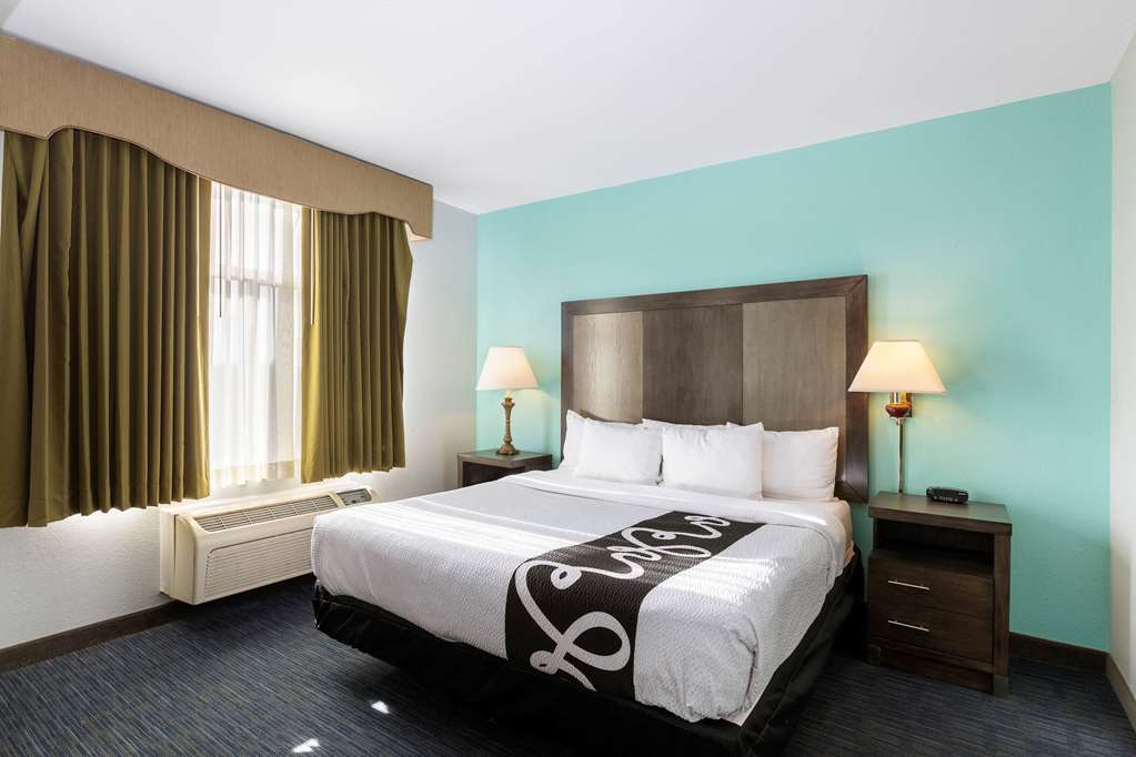 La Quinta Inn & Suites by Wyndham Omaha Airport Downtown - photo 20