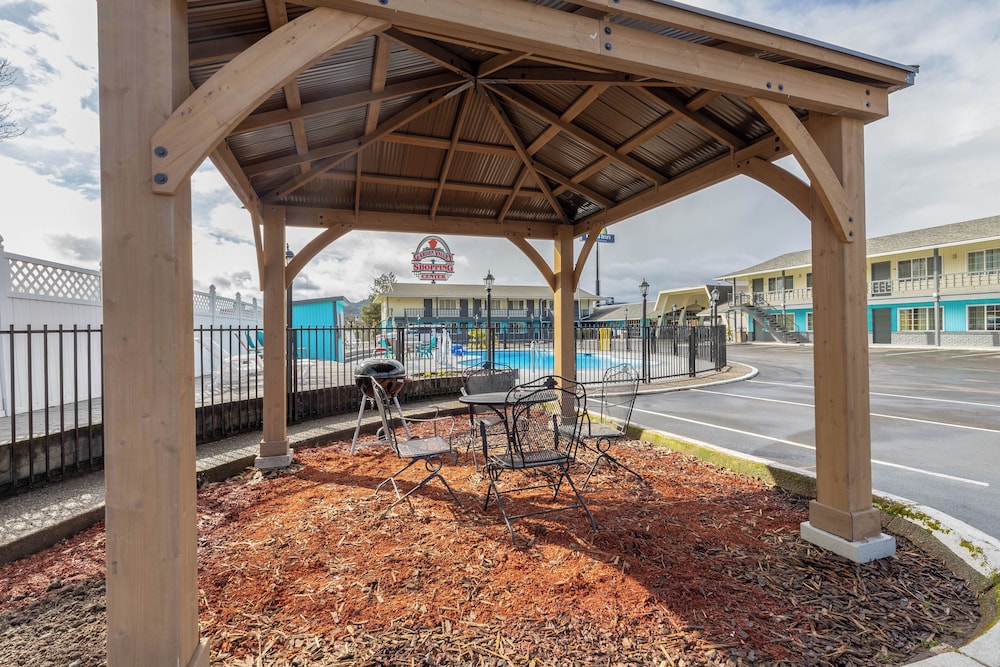 Rosewood Inn and Suites - photo 11