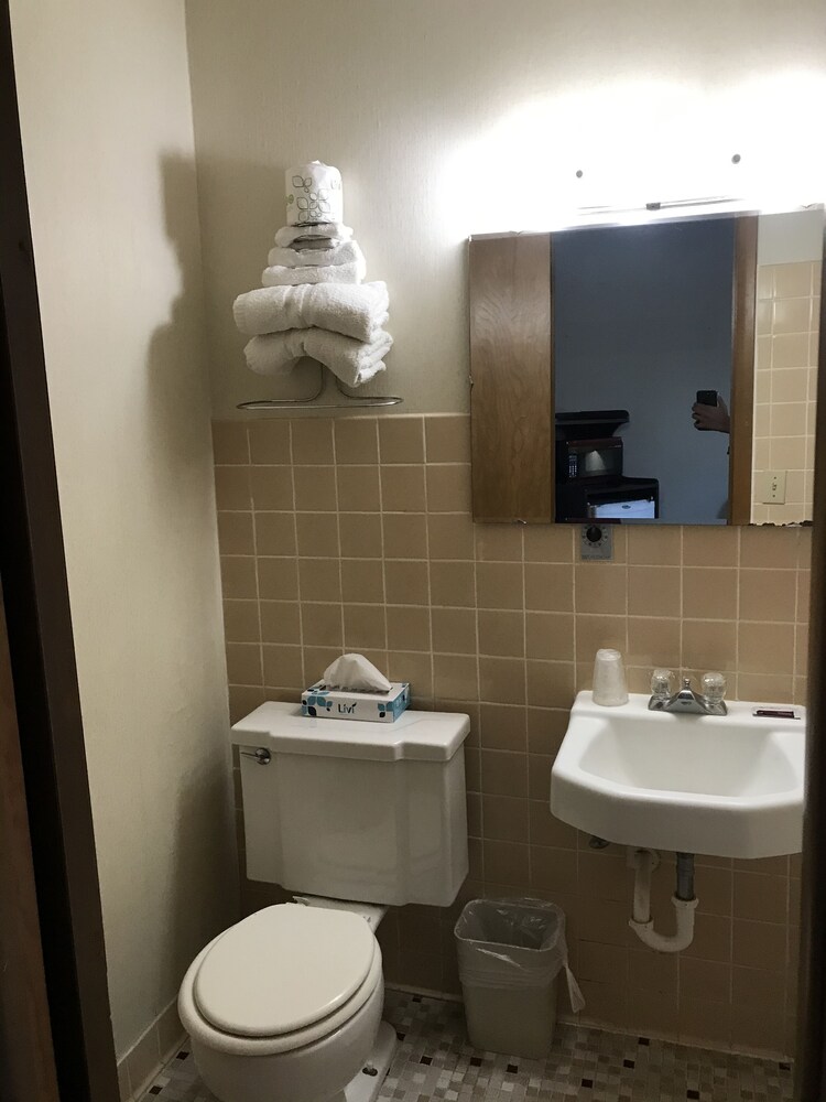 Colonial Inn Dyersville - photo 26