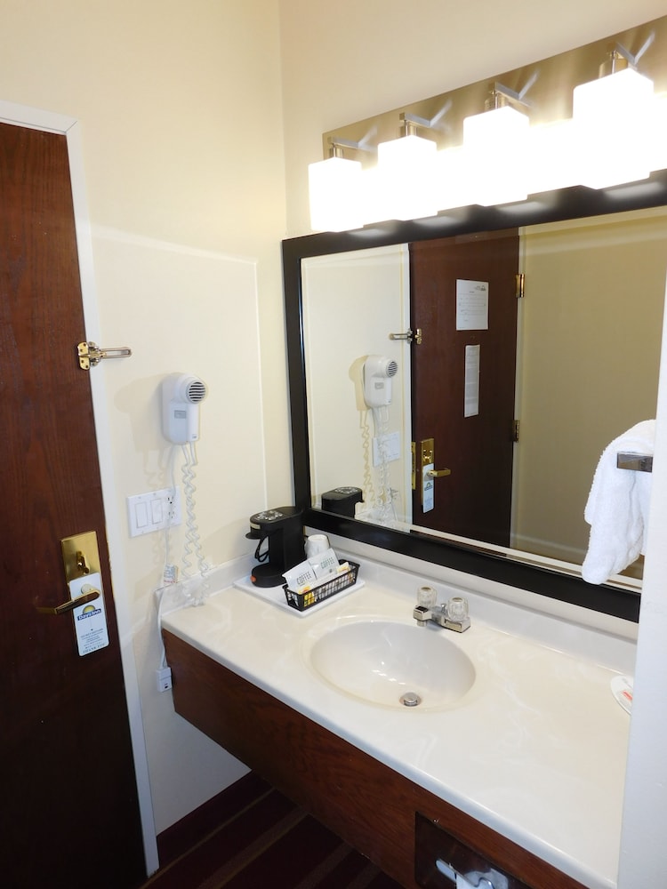 Days Inn by Wyndham Walcott Davenport - photo 20