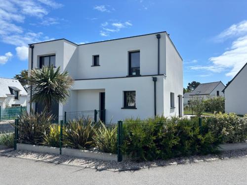 A 8 mns des plages et du golf Maison moderne avec jardin et grande terrasse — hotel in Saint-Gildas-De-Rhuys
