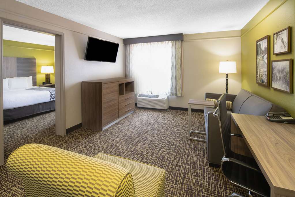 La Quinta Inn & Suites by Wyndham Atlanta Stockbridge - photo 9