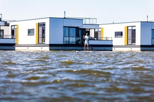 Hausboot Meerkraft — hotel in Ribnitz-Damgarten