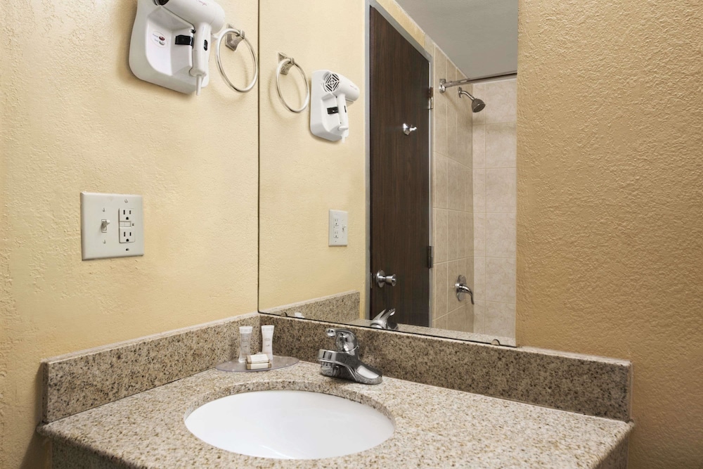 Howard Johnson by Wyndham Winter Haven FL - photo 9