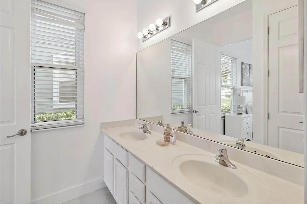 Gorgeous 4Bd Close to Disney With Spa at Reunion Resort 1552 - photo 15