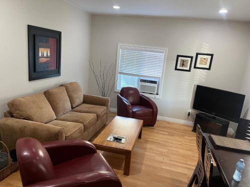 King and Queen rooms J&J Chilliwack in Chilliwack, Canada