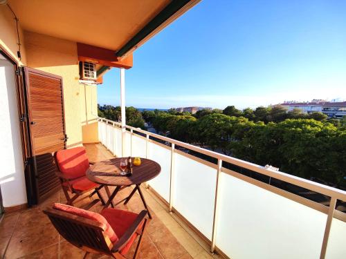 Sunny flat with balcony and sea views — 4-Star Luxury Hotel in Cambrils, Spain
