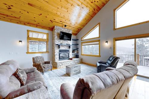 Pleasant View Lodge — 4-Star Luxury Hotel in Lead, United States