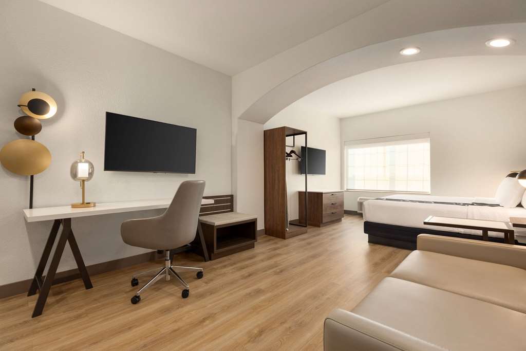 La Quinta Inn & Suites by Wyndham Port Arthur - photo 20