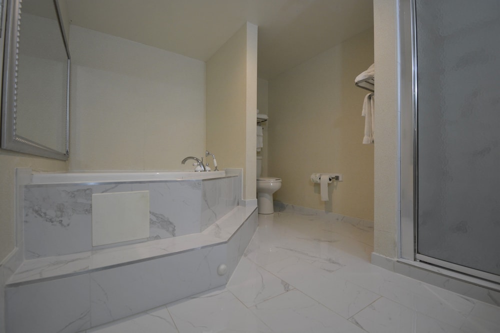 Holiday Inn Hazlet an IHG Hotel - photo 4